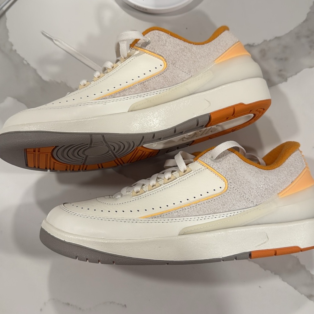 Men’s Air Jordans melon tint Sneakers - Picture 3 of 4